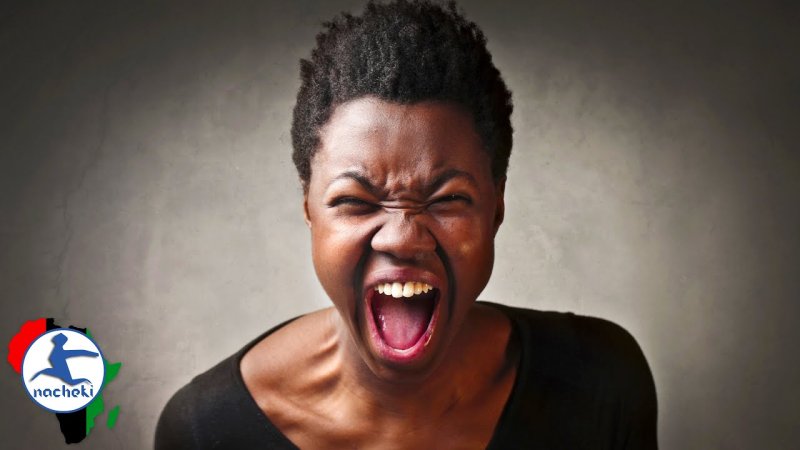 Агрессивная девушка