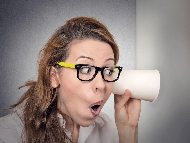 Подслушивание через стакан