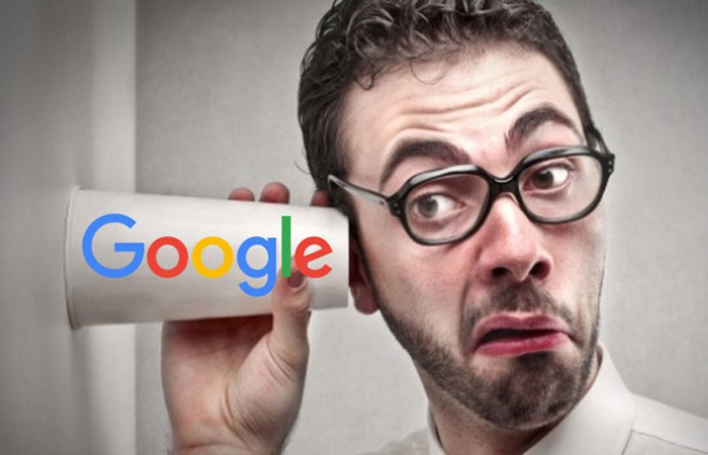 Человек подслушивает