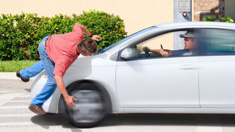 Машина несется на человека