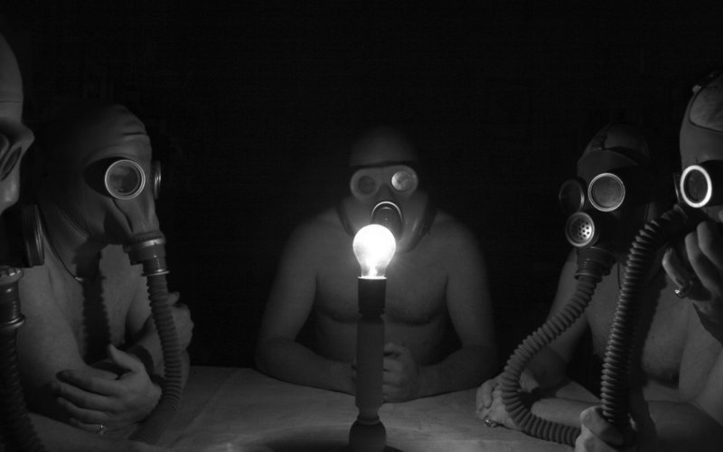 Парень в противогазе