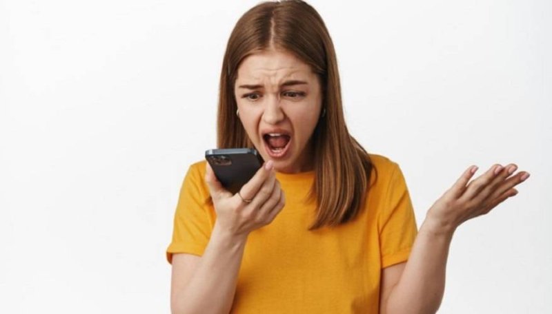 Человек недоволен из за телефона