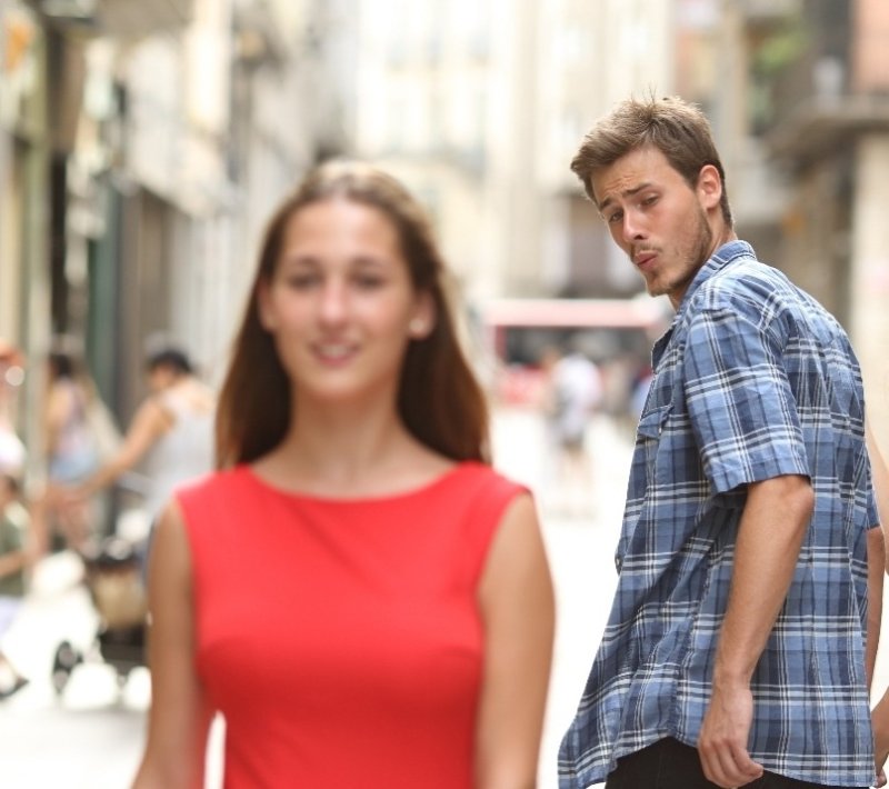 Мужчина оборачивается на женщину