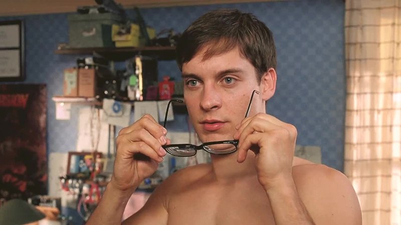 Питер Паркер надевает очки