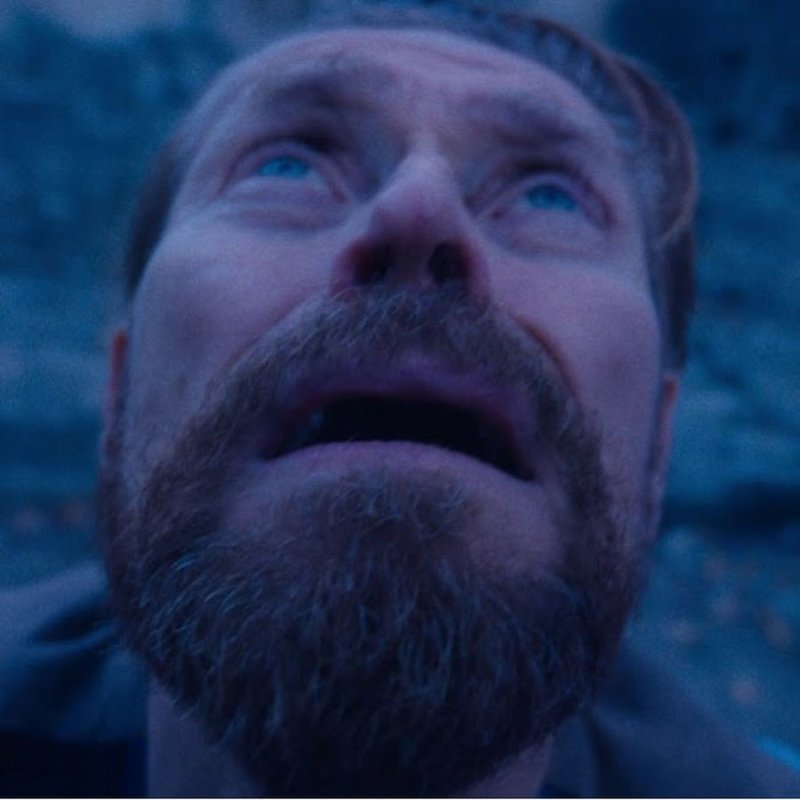 Willem Dafoe looking up meme