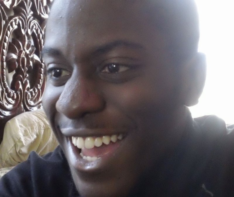 Негр улыбается