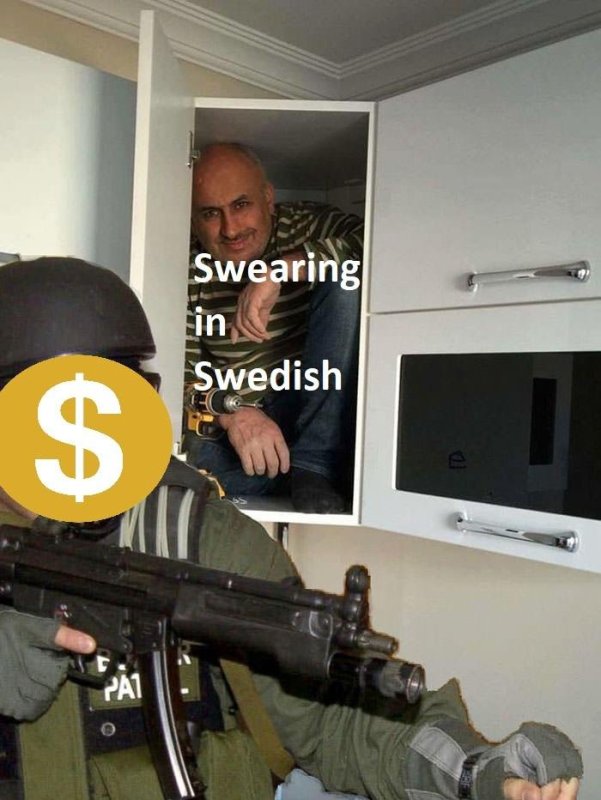 Мужик прячется в шкафу от спецназа