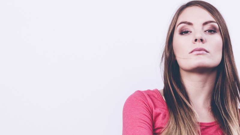 Высокомерный взгляд девушки