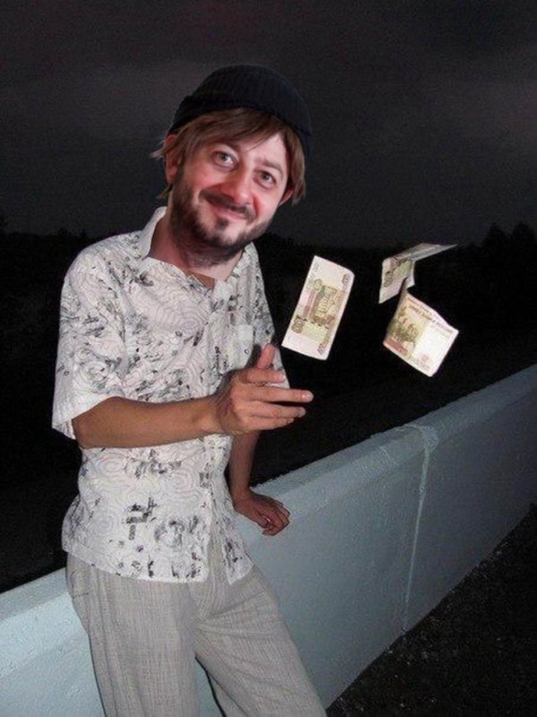 Кидает три сотки