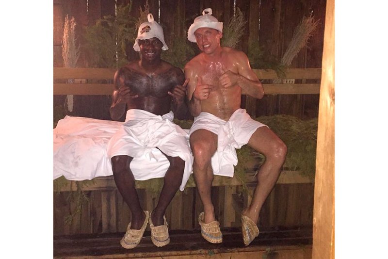 Футболисты в бане