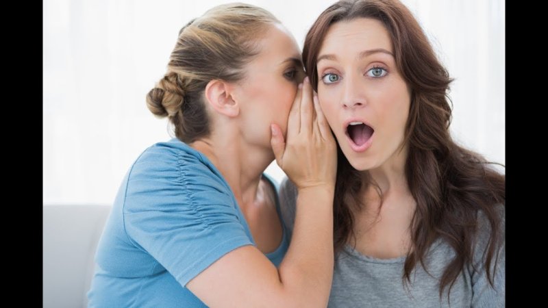 Женщины шепчутся