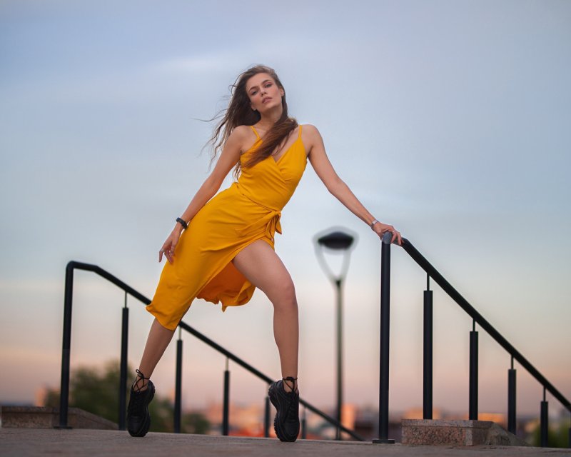 Шатенка в желтом платье