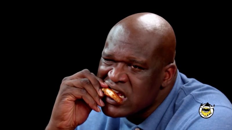 Шакил о'Нил ест курочку