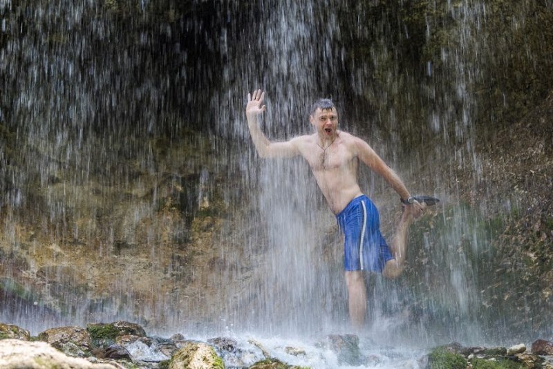 Человек под водопадом