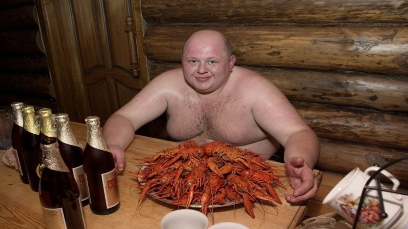 Толстый мужчина в бане