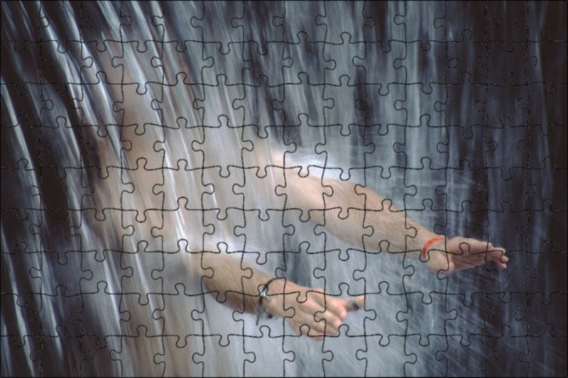 Мужчина под водопадом