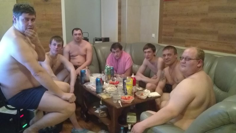 Толстые мужчины в сауне