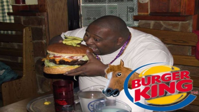 Негр ест фаст фуд