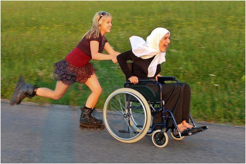 Бабка на коляске