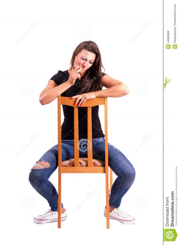 Девочка сидит на стуле и курит