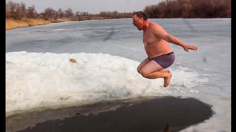 Ныряние в прорубь на крещение