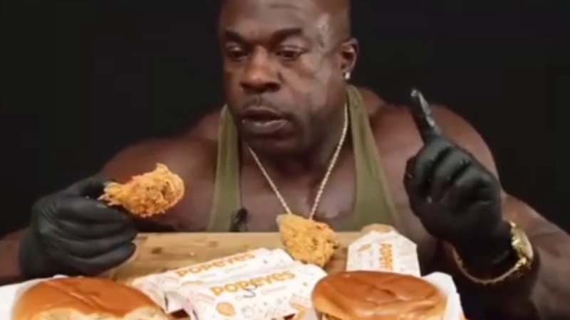 Негр стучит по столу и дает деньги Мем