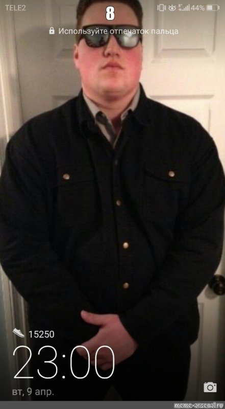 Парень охраняет дверь