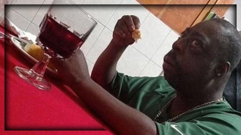 Удивленный негр за столом