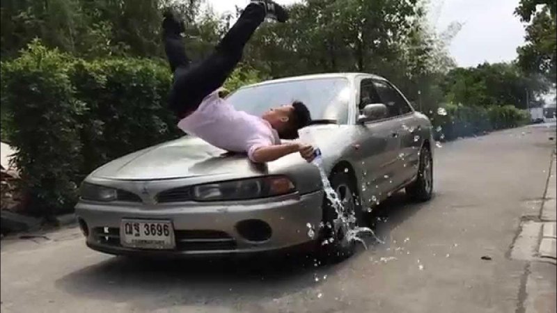 Челрвека сбивает малина