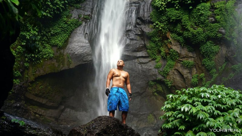 Человек под водопадом