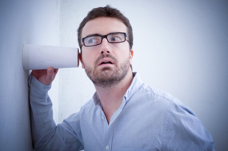 Подслушивать со стаканом