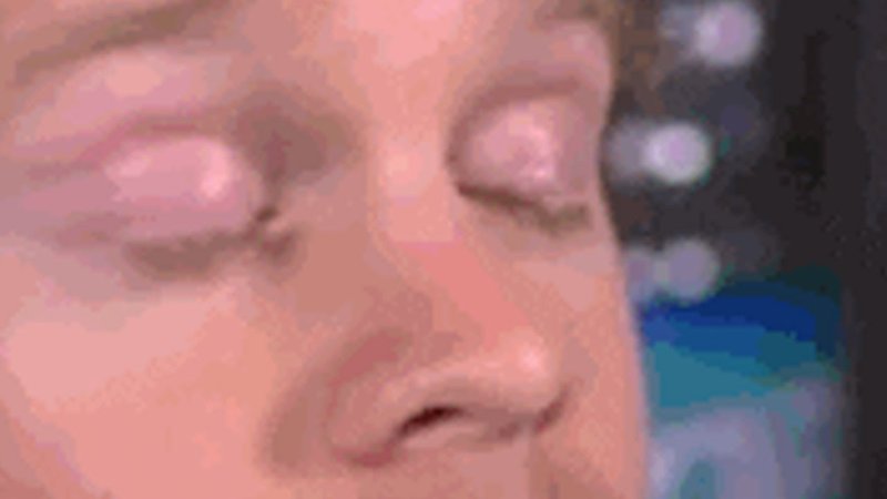 Человек моргает Мем