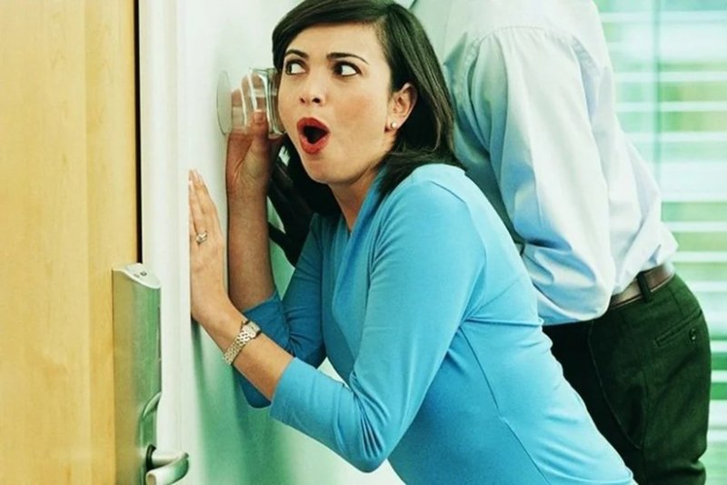 Девушка подслушивает