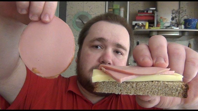 Жрет бутерброд