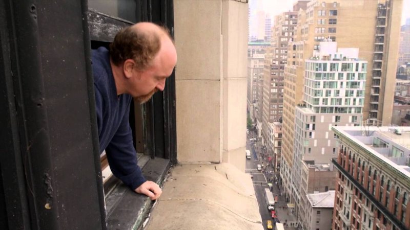 Кричит в окно