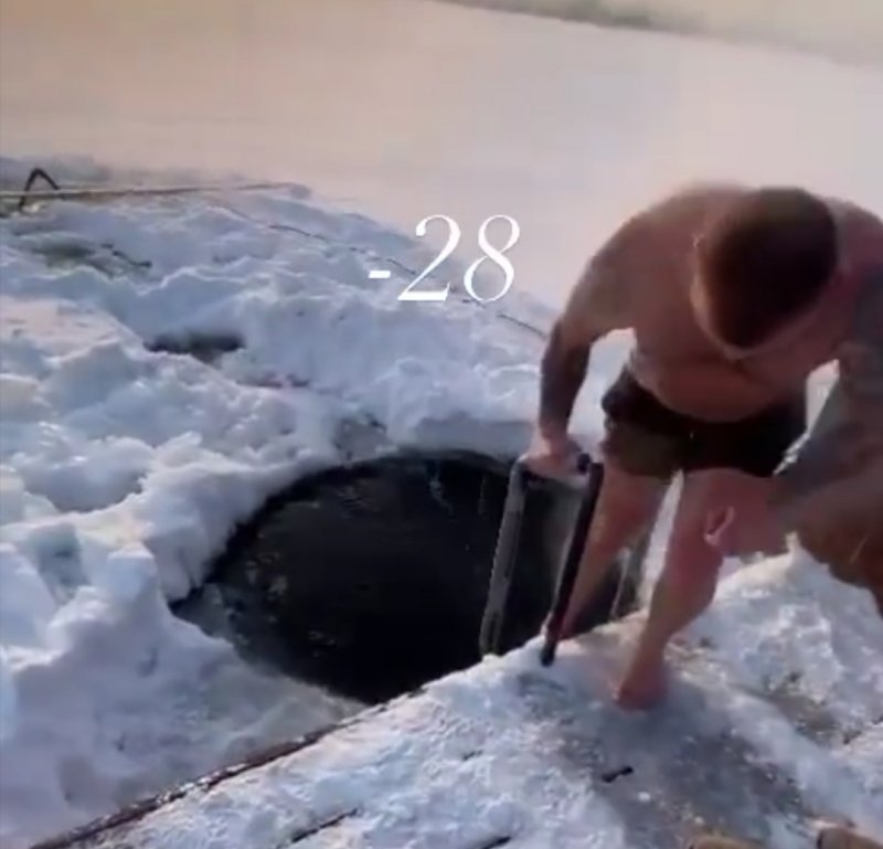 Мужик ныряет в прорубь