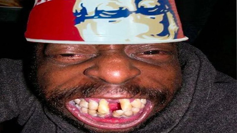 Негр улыбается