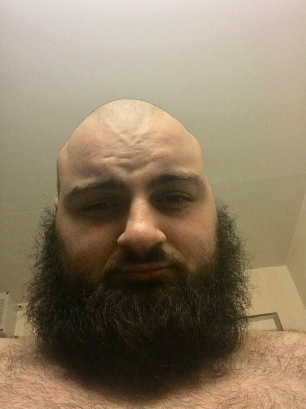 Бородатый страшный мужчина