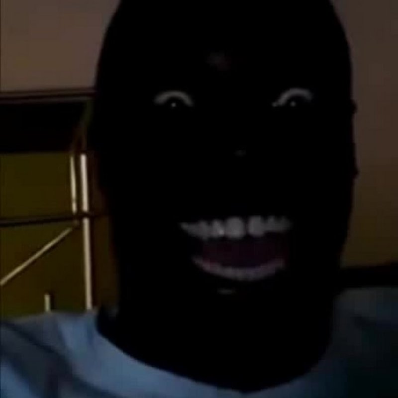 Негр улыбается в темноте