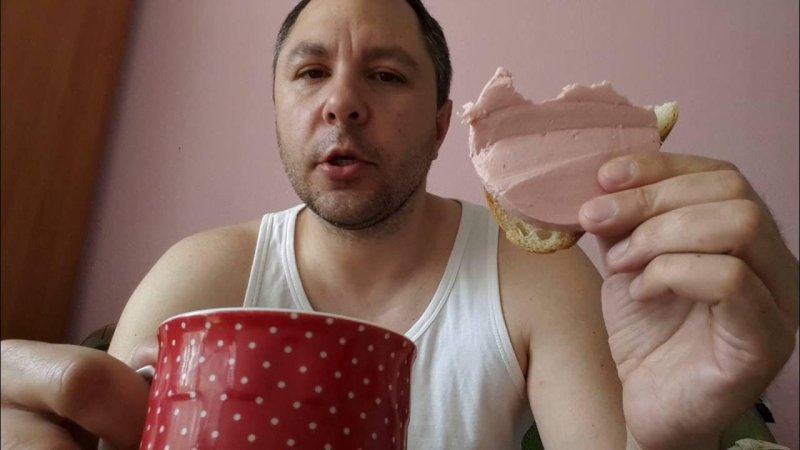 Человек ест бутерброд