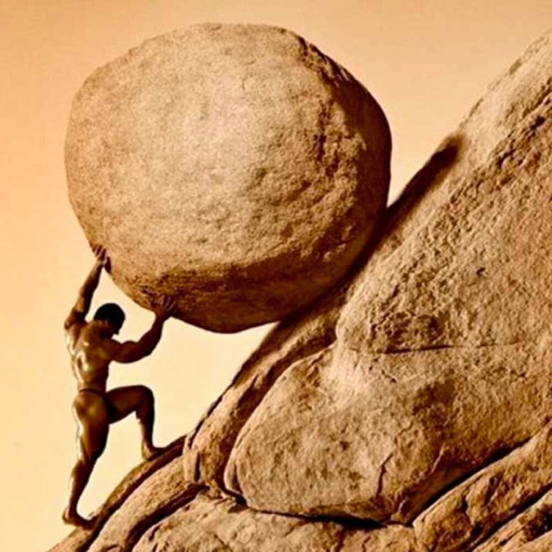 Мужик держит камень