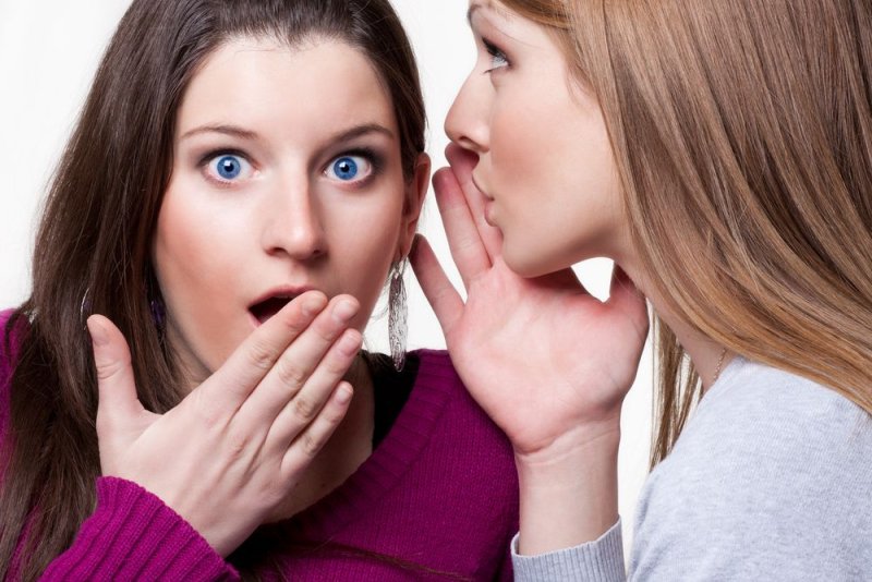 Подруги сплетничают