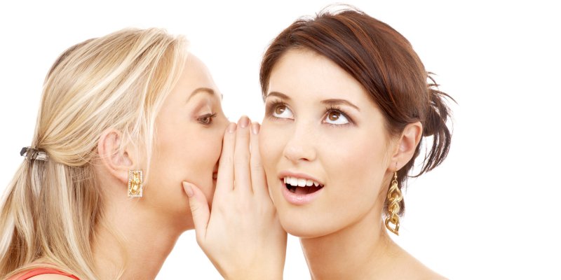 Девушка шепчет