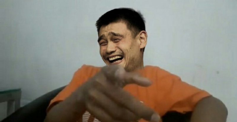 Парень смеется