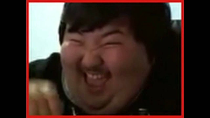 Толстый Азиат смеется