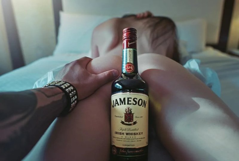 Девушка с виски в руках