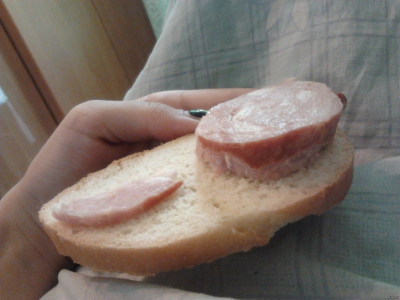 Бутерброд с колбасой