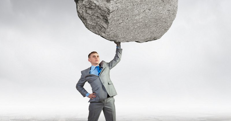 Человек огромный булыжник