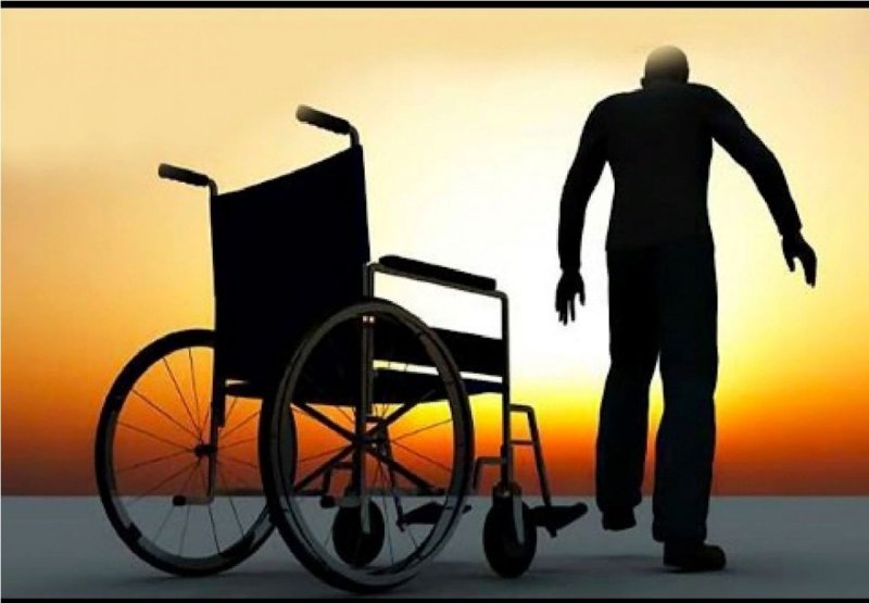 Инвалид встает с коляски