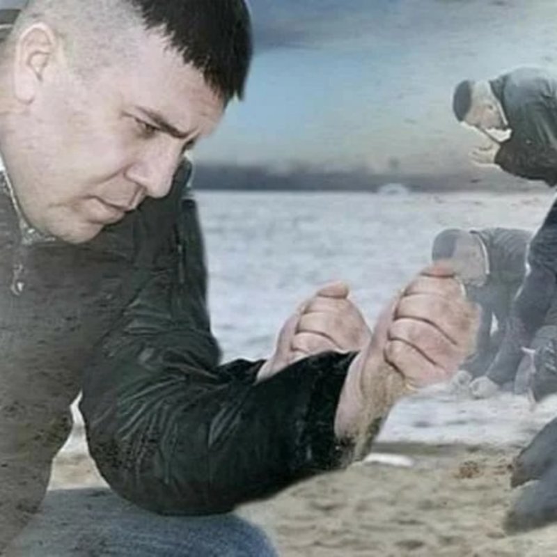 Грустный мужик с песком